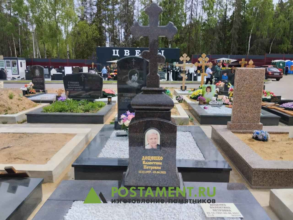 Установленная голгофа на кладбище Ястребки