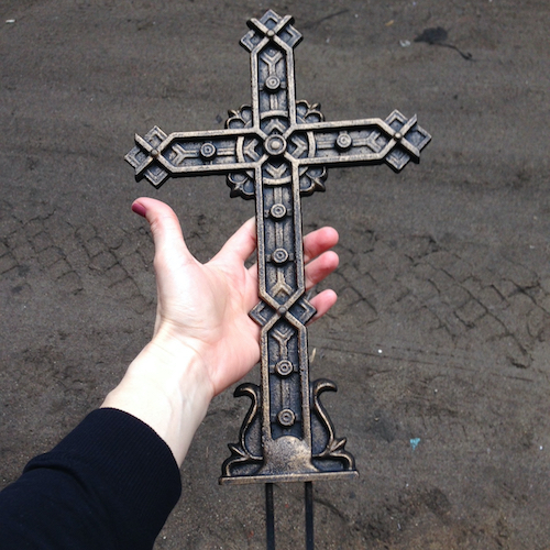 Небольшой чугунный крест на памятник