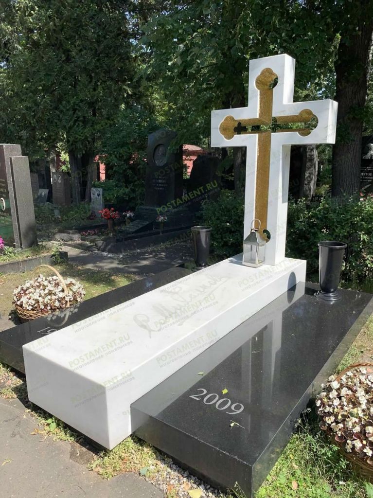 Крест из мрамора с мозаикой