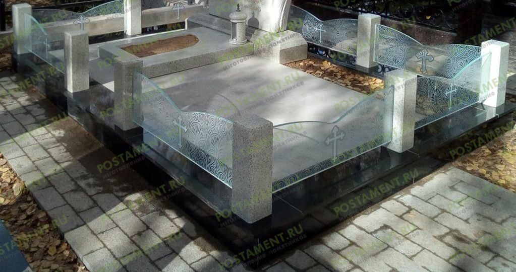 Серая ограда со стеклом