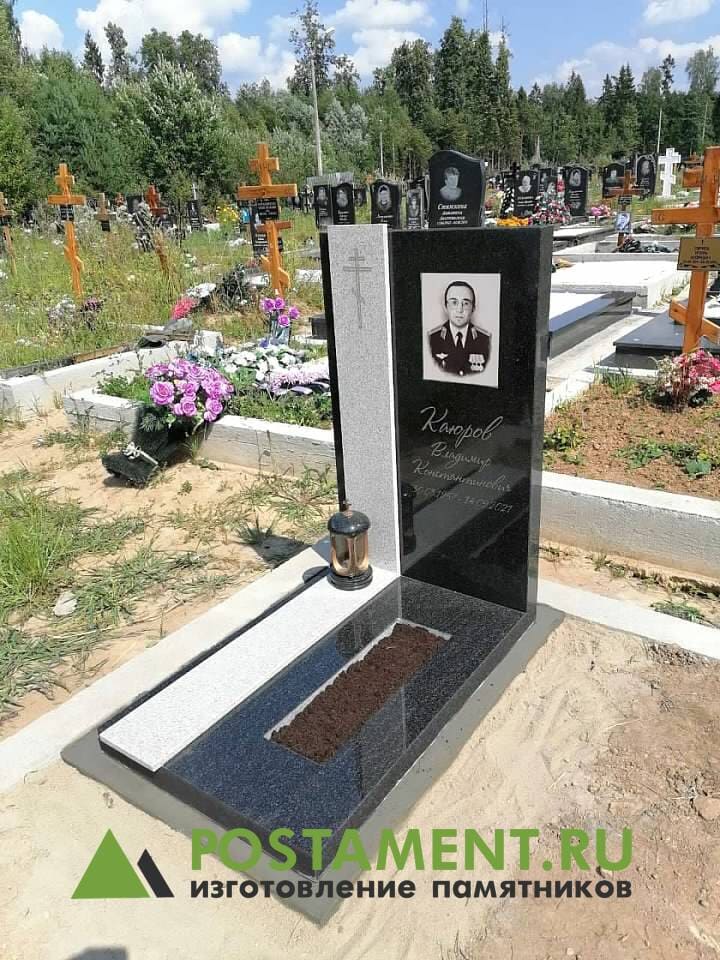 Комбинированный цветник с памятником