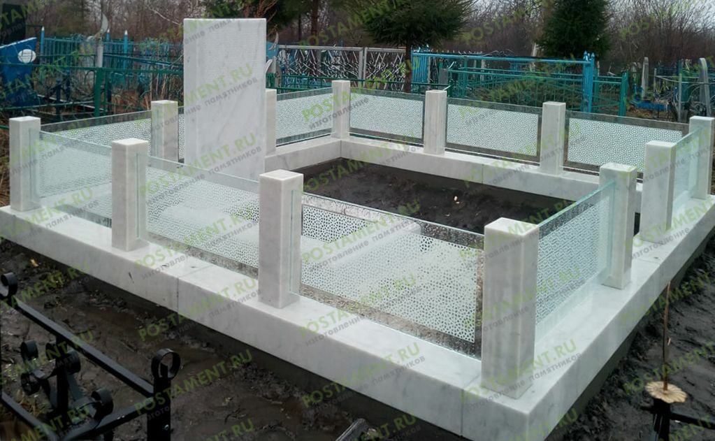 Белый орнамент на стекле на мраморный комплекс