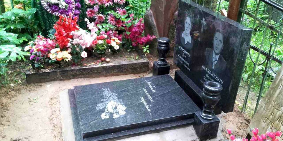 Памятник из габбро-диабаза