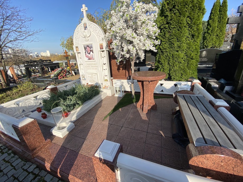 Столик из красного гранита