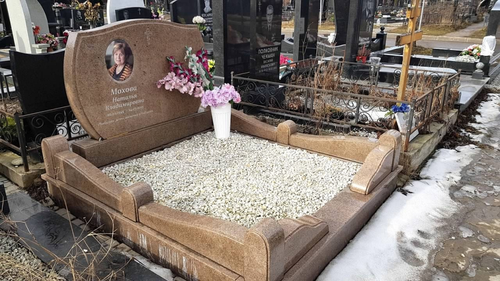 Комплекс из Куртинского гранита