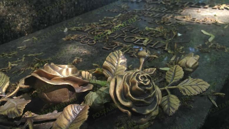 Розы на надгробной плите