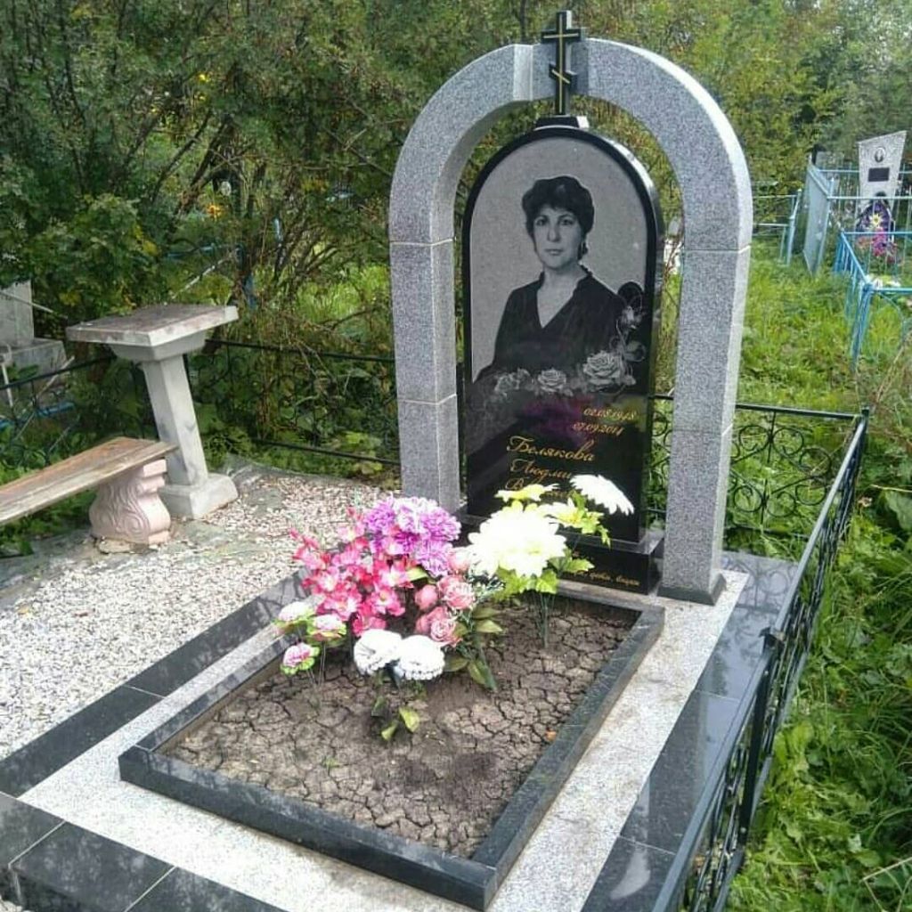 Арка с черной стелой