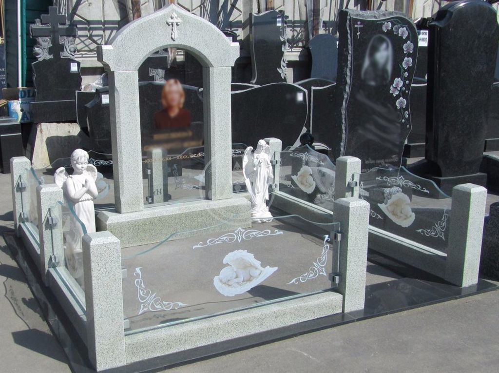 Комплекс из серого гранита и стекла