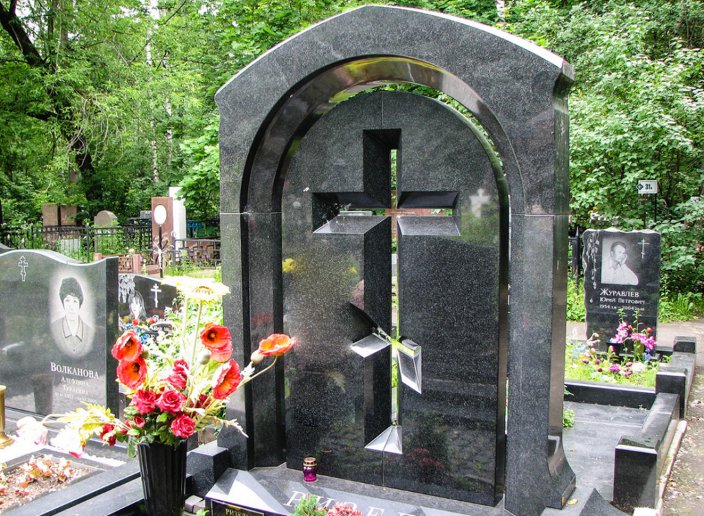 памятник аркой из гранита