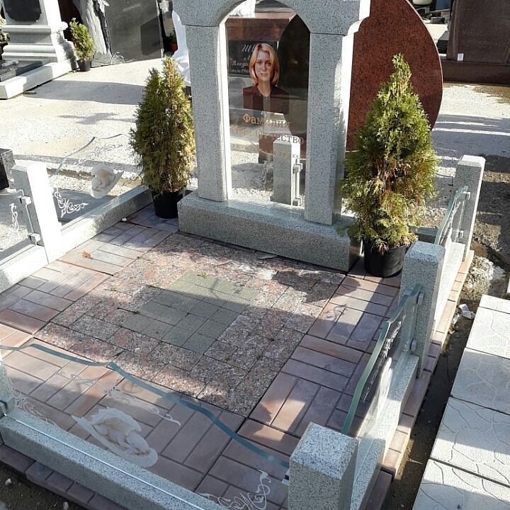 Комплекс со стеклянной оградой