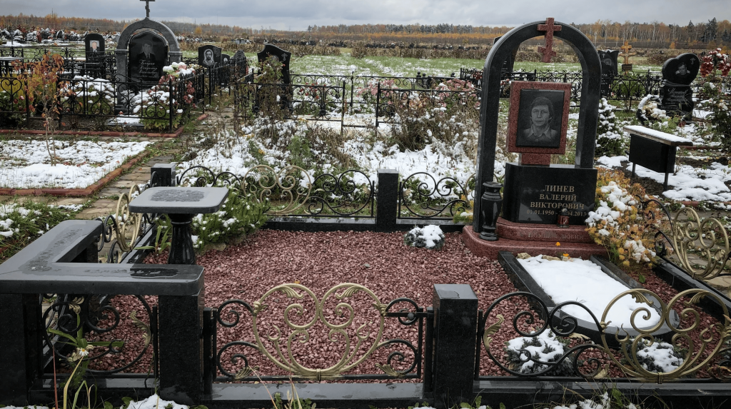 Комплекс с красным и черным гранитом