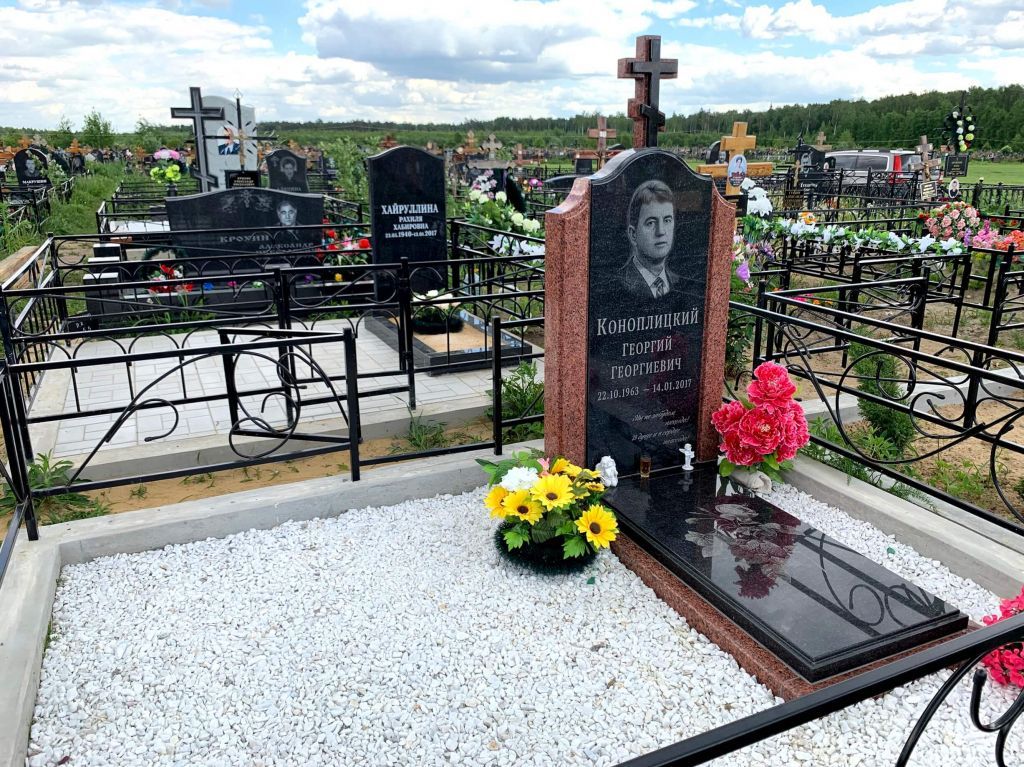 Памятник с красным и черным гранитом 