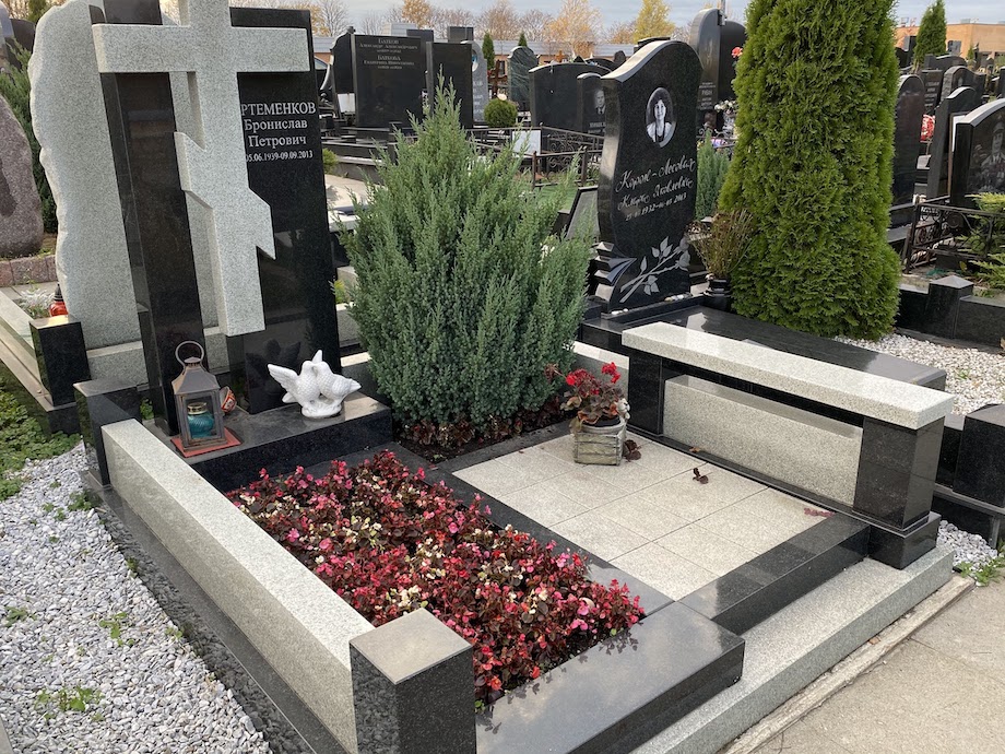 Скамейка  в цоколе на кладбище