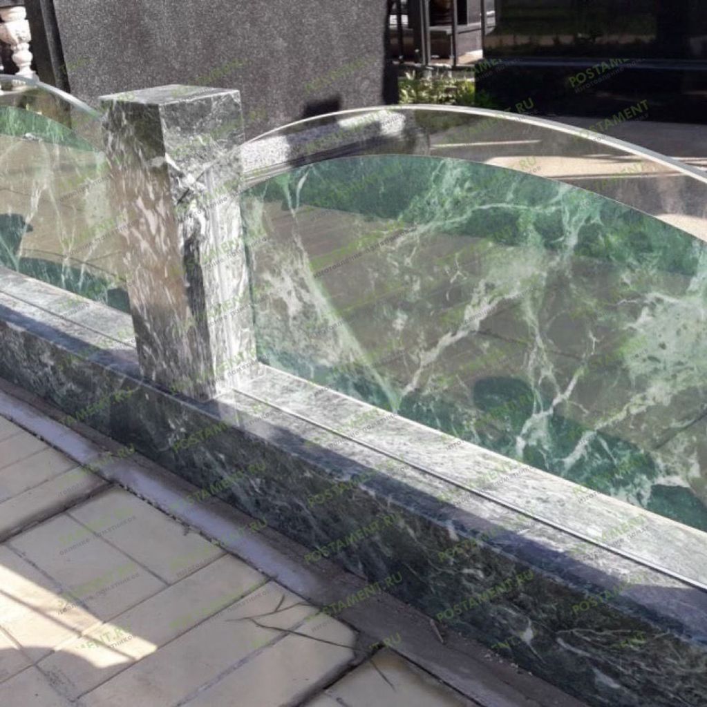 Цоколь из Змеевика и стекла