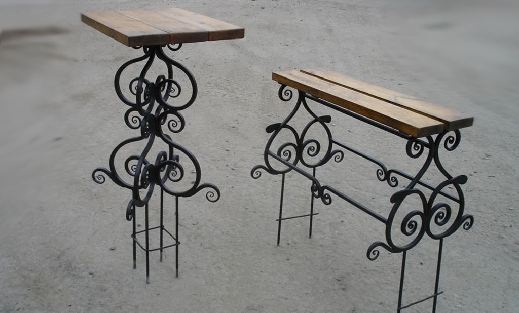 Стол и скамейка на кладбище