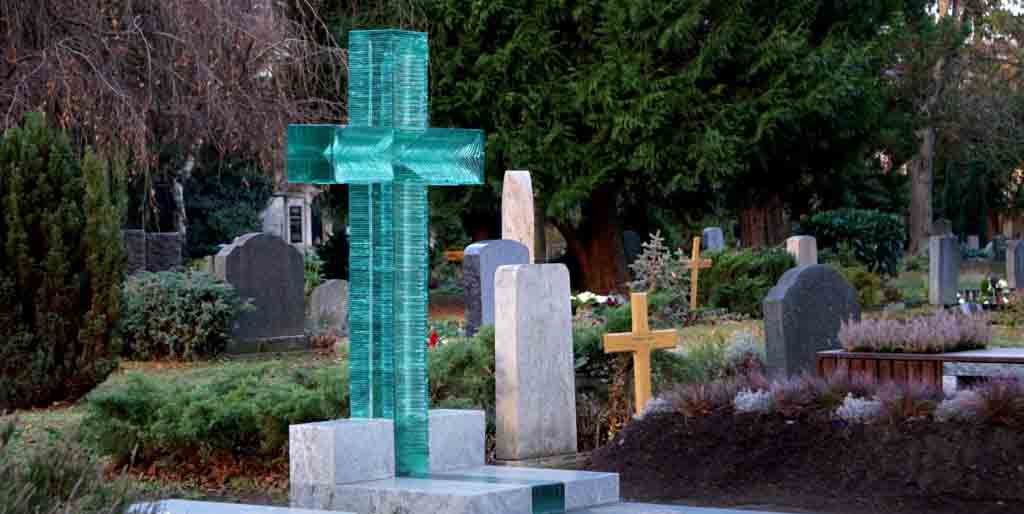 Крест из голубого стекла