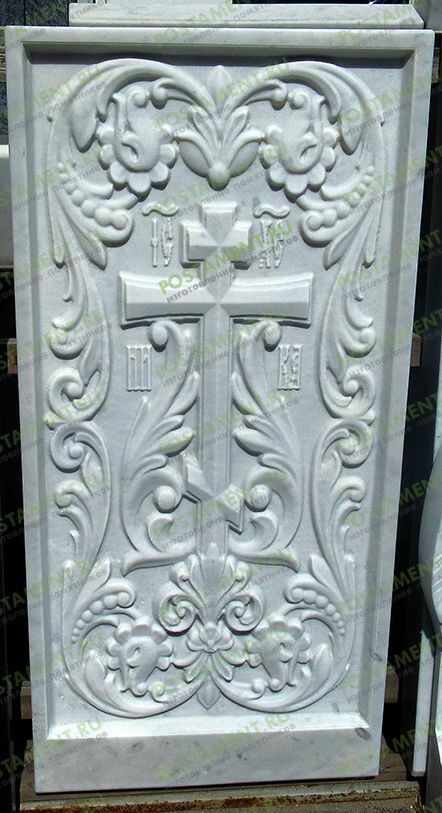 Барельеф на мраморном кресте
