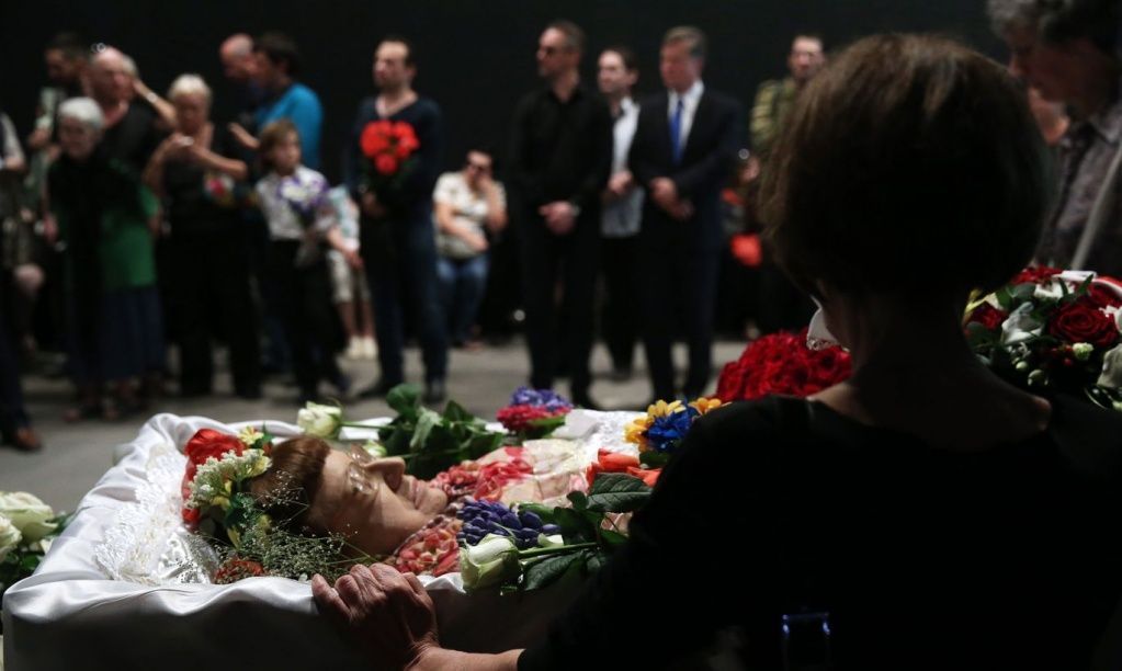 Как не стоит вести себя на кладбище