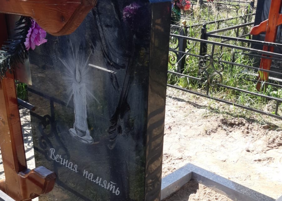 Свеча на обратной стороне памятника