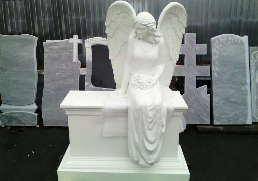 Памятник из литьевого мрамора с ангелом