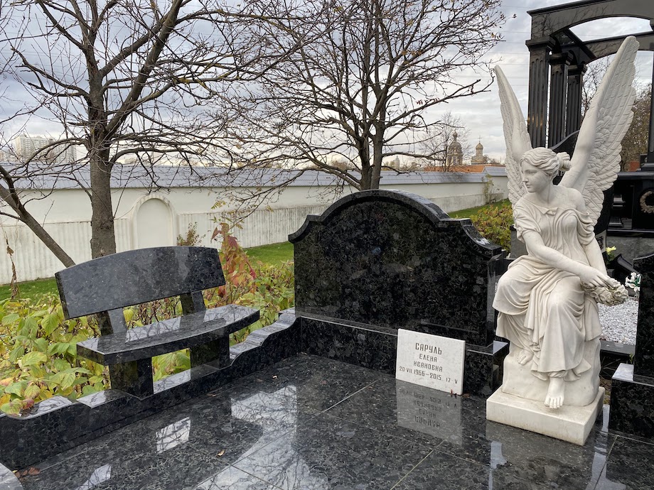 Скамейка из гранита на могилу