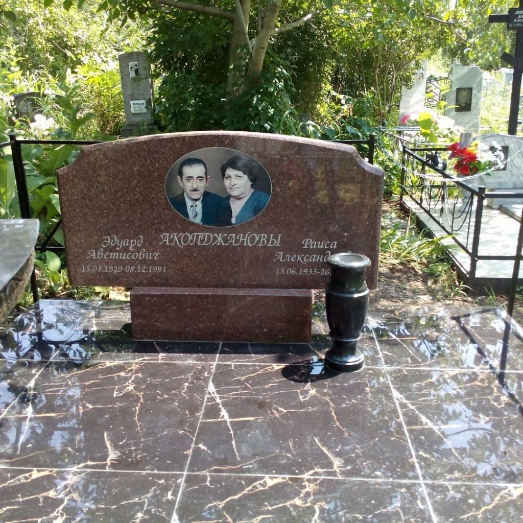 Памятник из Токовского гранита