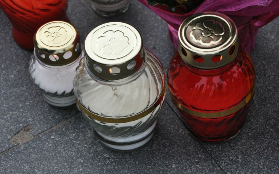 Стеклянная лампада на кладбище