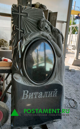 Памятник в виде ангела с крестом