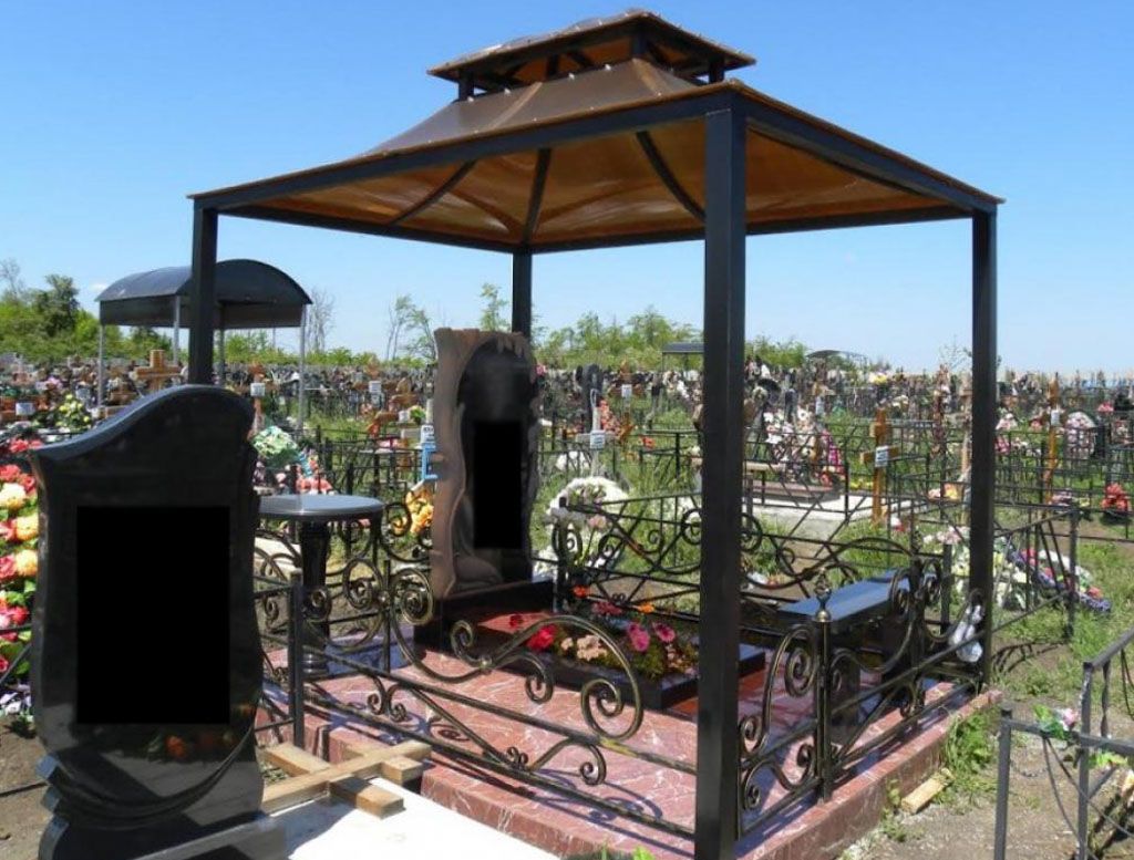 Металлический навес на кладбище