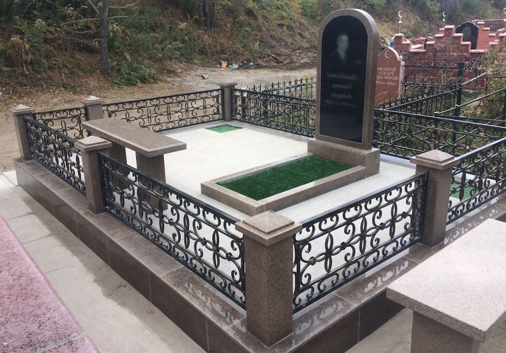 Ограда из гранита и металла на могилу