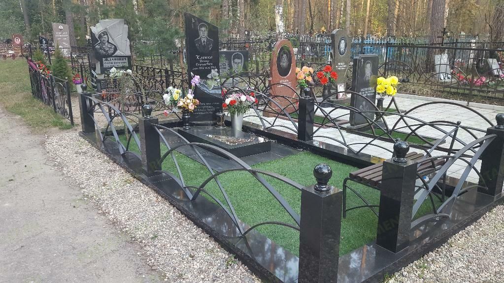 Искусственная трава на могиле