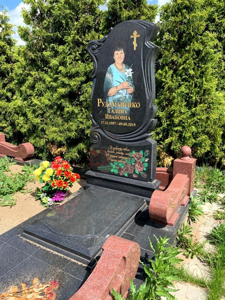 Ограда красная гранитная на кладбище