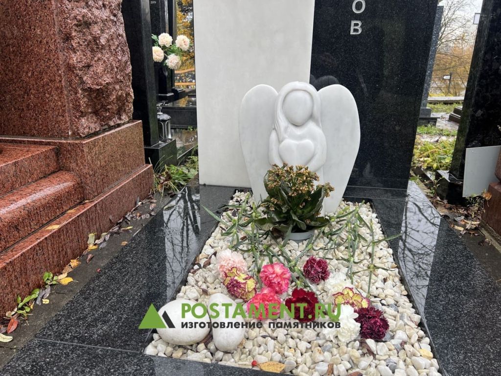 Ангелок на могиле фигурка