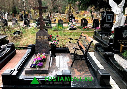 Комбинированный комплекс из коричневого и черного гранита