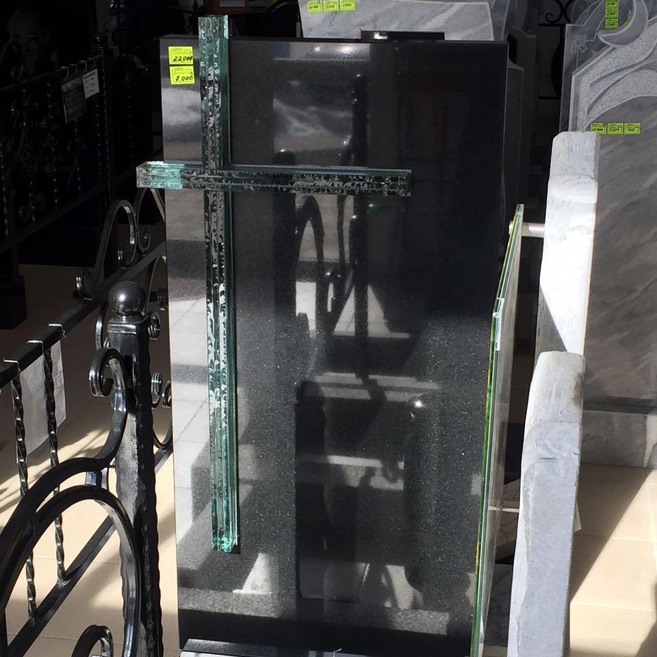 Стеклянный крест на граните