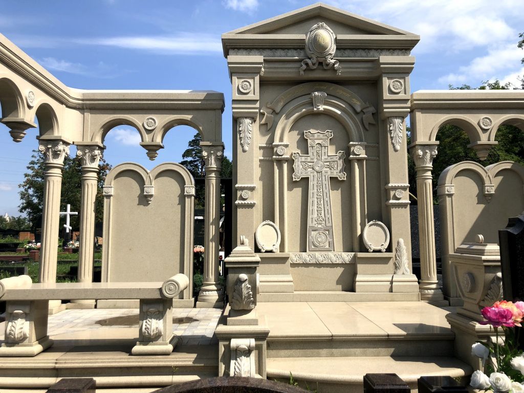 Хачкар с мемориальным комплексом на могилу
