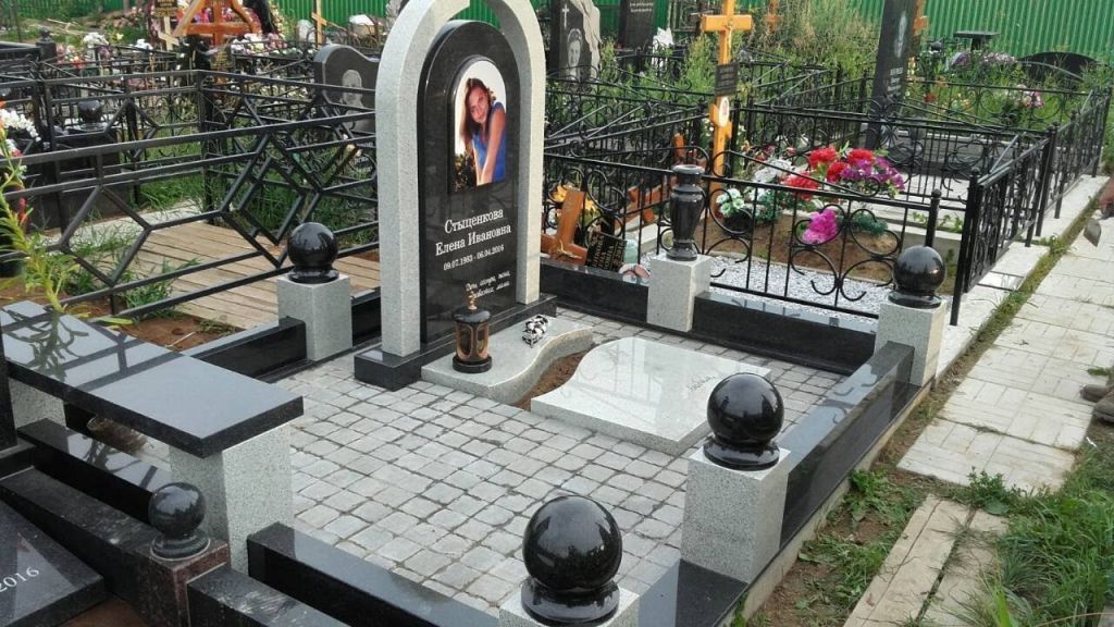 Комбинированный комплекс с серым и черным камнем