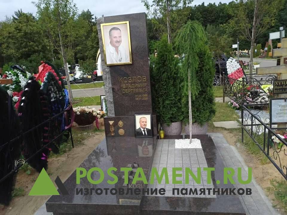 Надгробная плита из Дымовского гранита