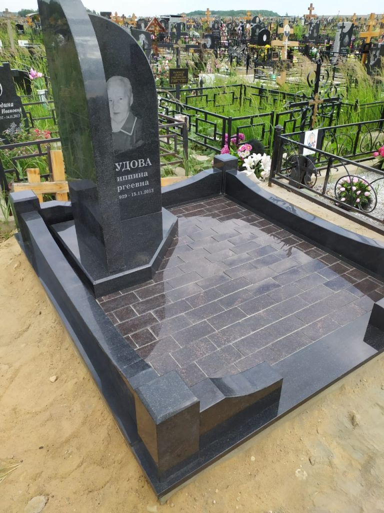 Комплекс из гранита Дымовский - вид сбоку