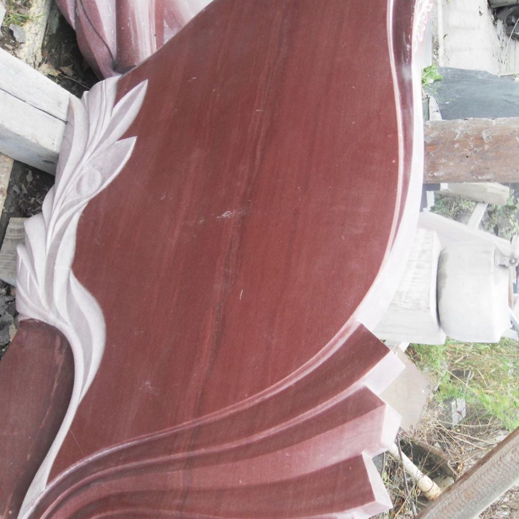 Памятник с тюльпаном