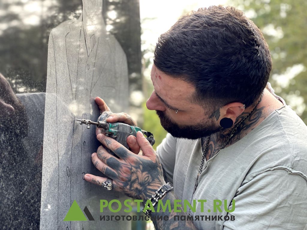 Граверы мастерской Постамент