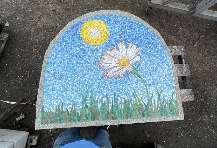 Памятник с мозаикой на кладбище