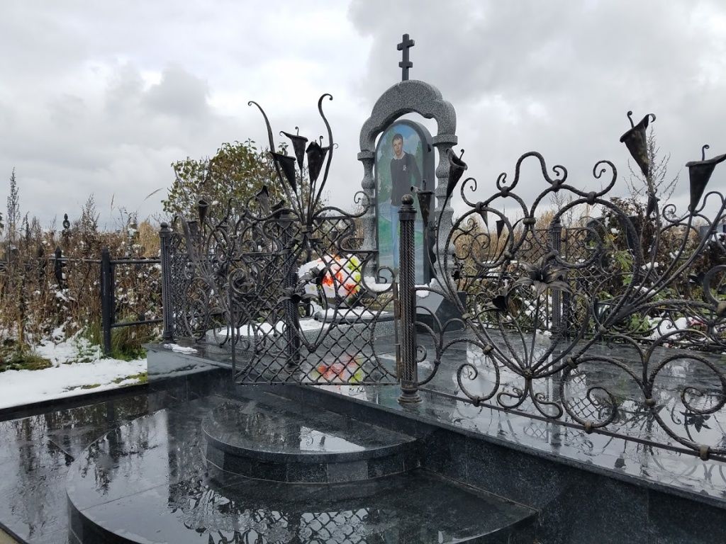 элитный памятник с аркой