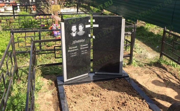 Памятник открытая книга