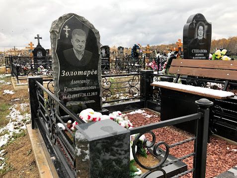 Ограда с камнем и металлом