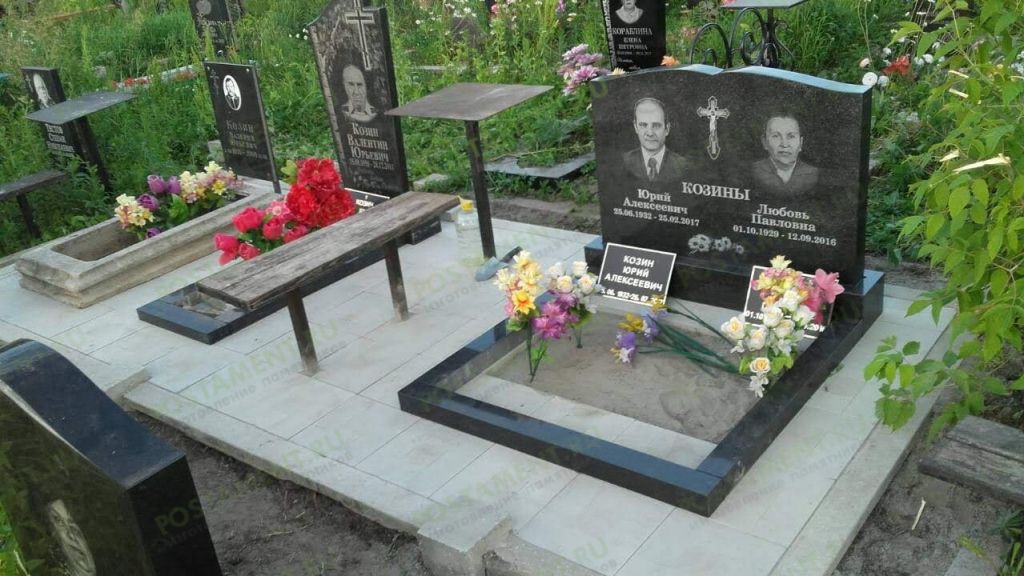 Памятник в форме книги семейный