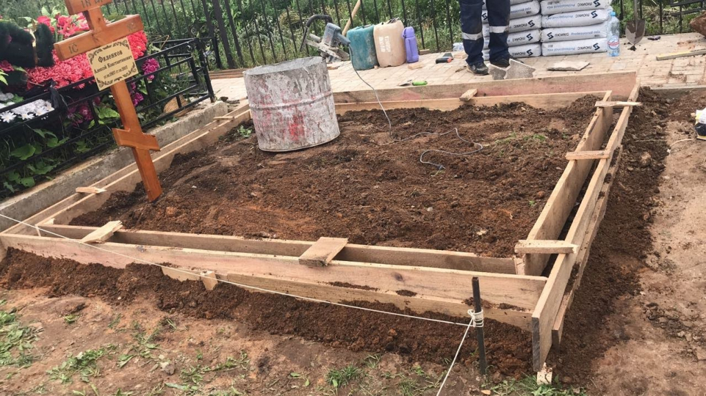 Ленточный фундамент под памятник