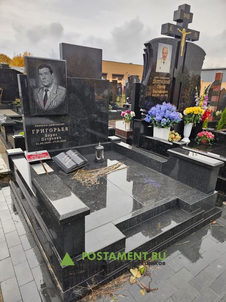 Цоколь с лавочкой в комплексе