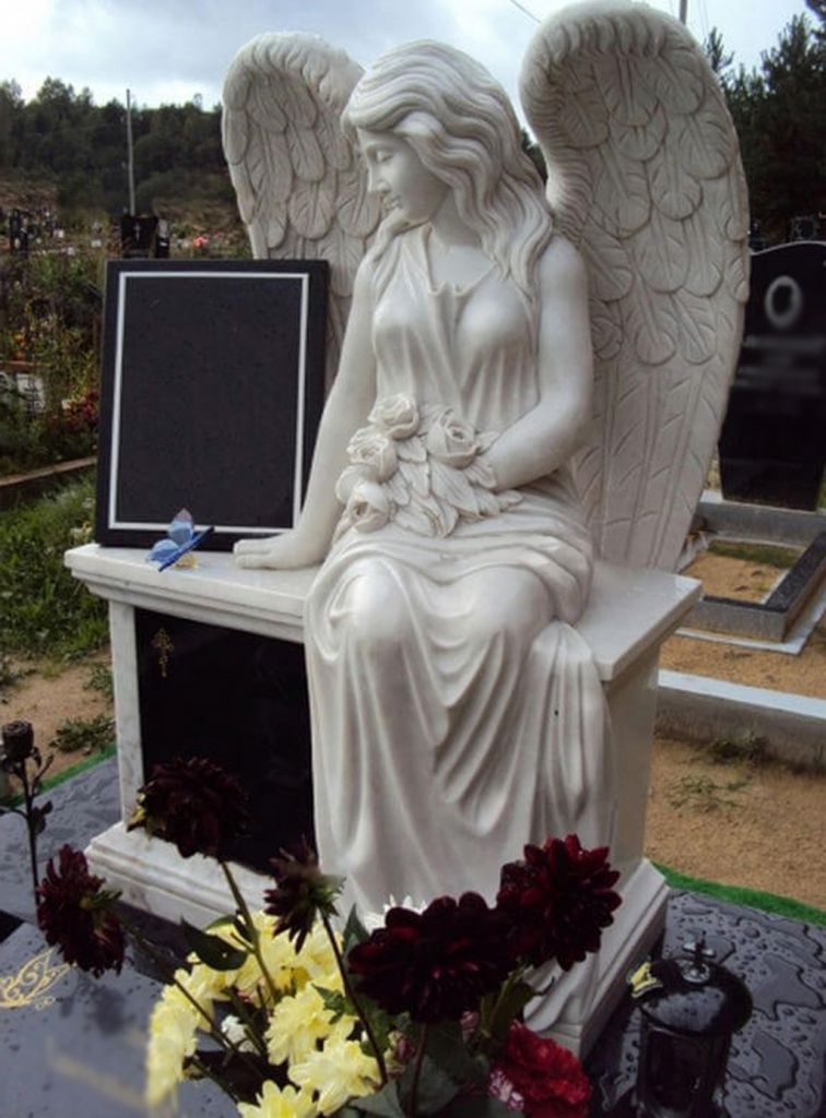 Скульптура ангела из мрамора