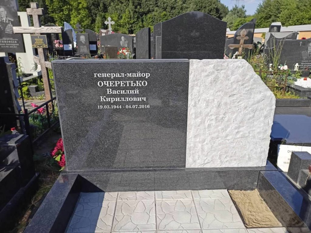 Памятник на Домодедовском кладбище